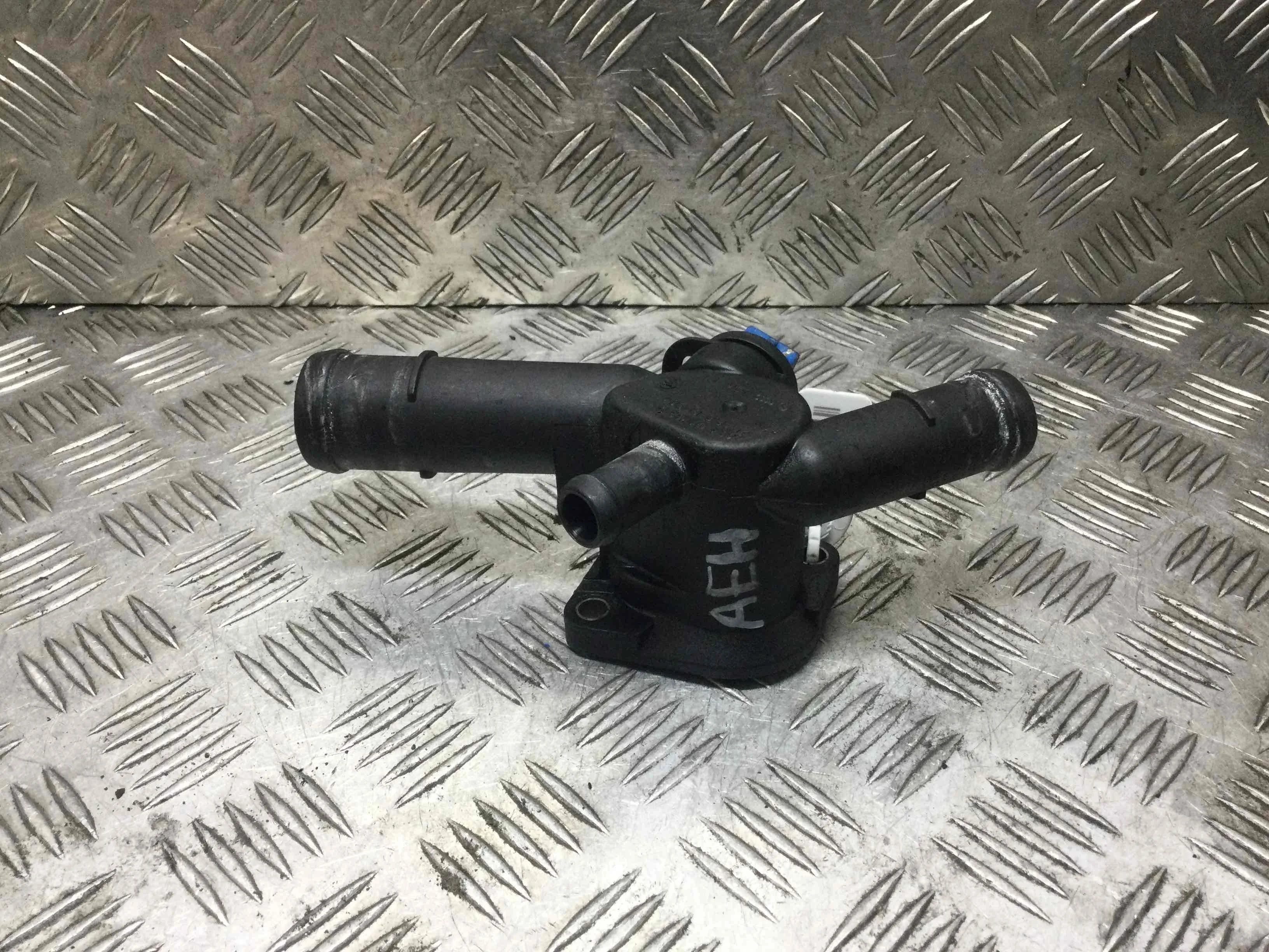 Фланец (тройник) системы охлаждения Audi A3 8L [рестайлинг] (2000-2003) бензин 1.6 i Автомат Х/б