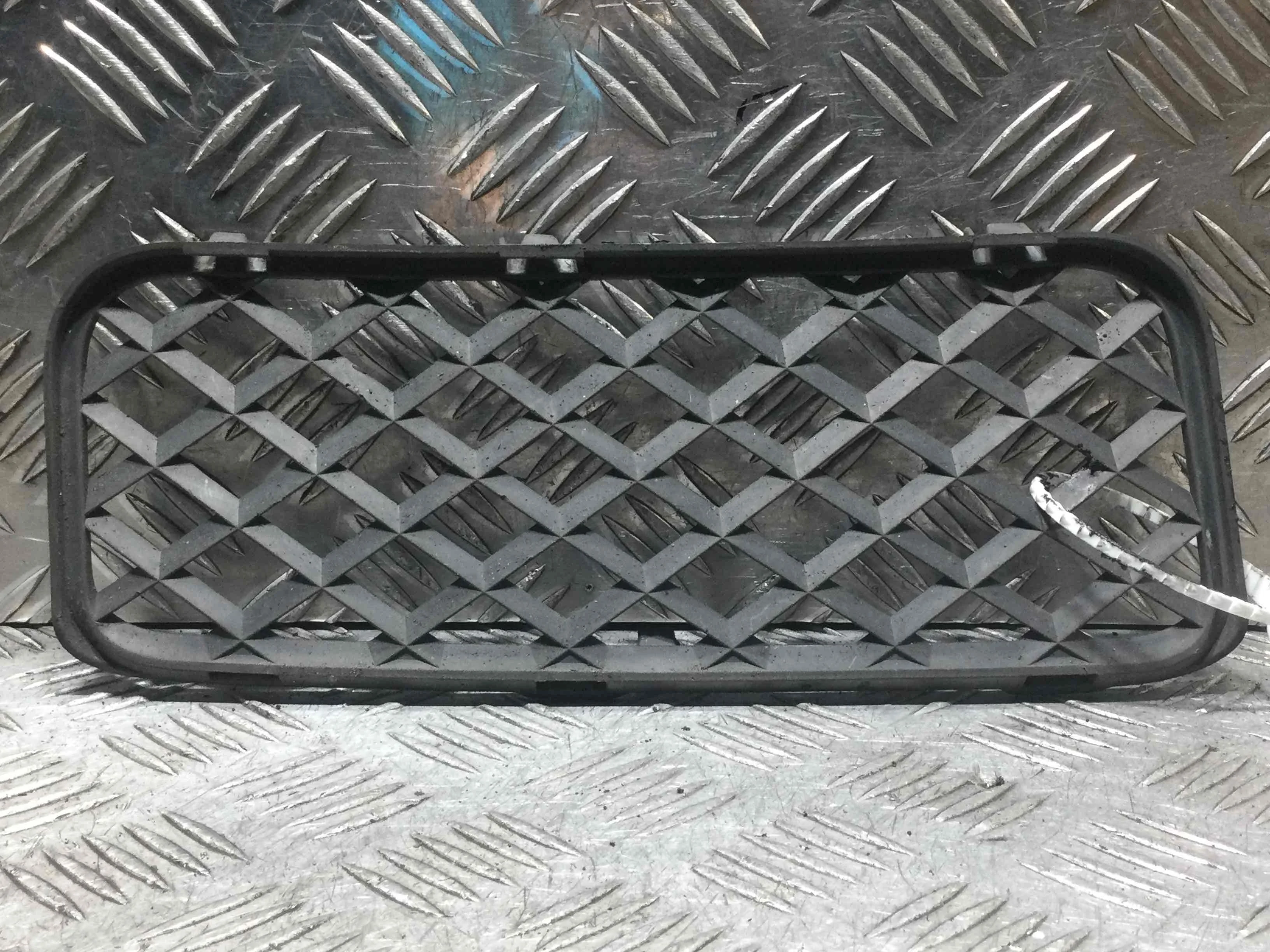 Заглушка (решетка) в бампер передний Volkswagen Touareg 1 поколение 2002-2007 дизель 2.5