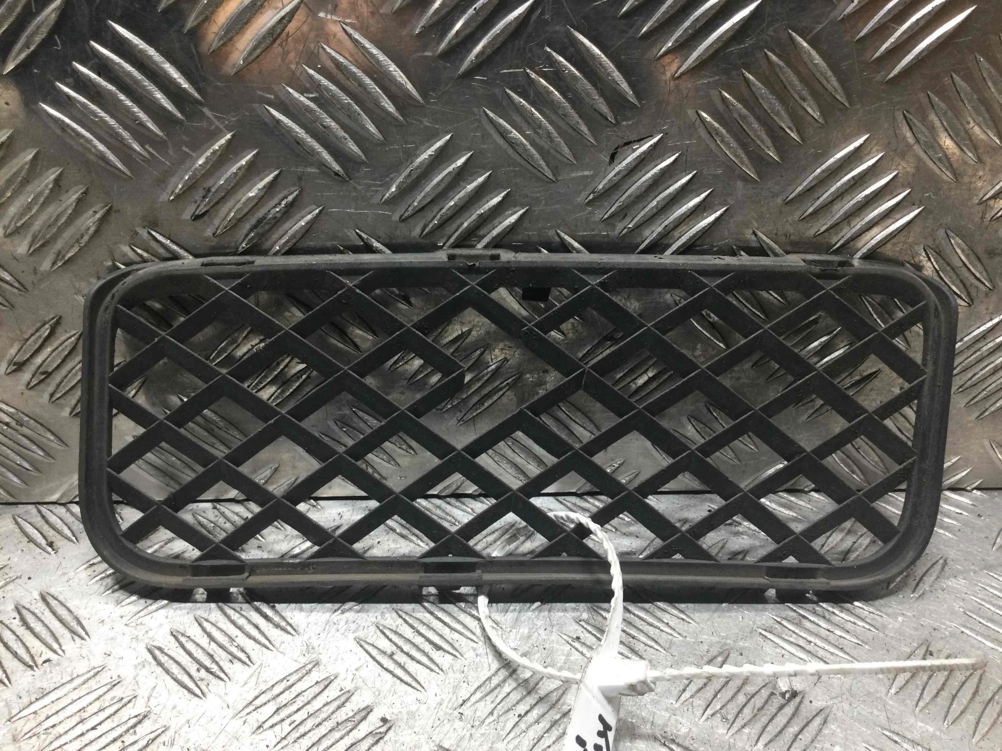 Заглушка (решетка) в бампер передний Volkswagen Touareg 1 поколение 2002-2007 дизель 2.5