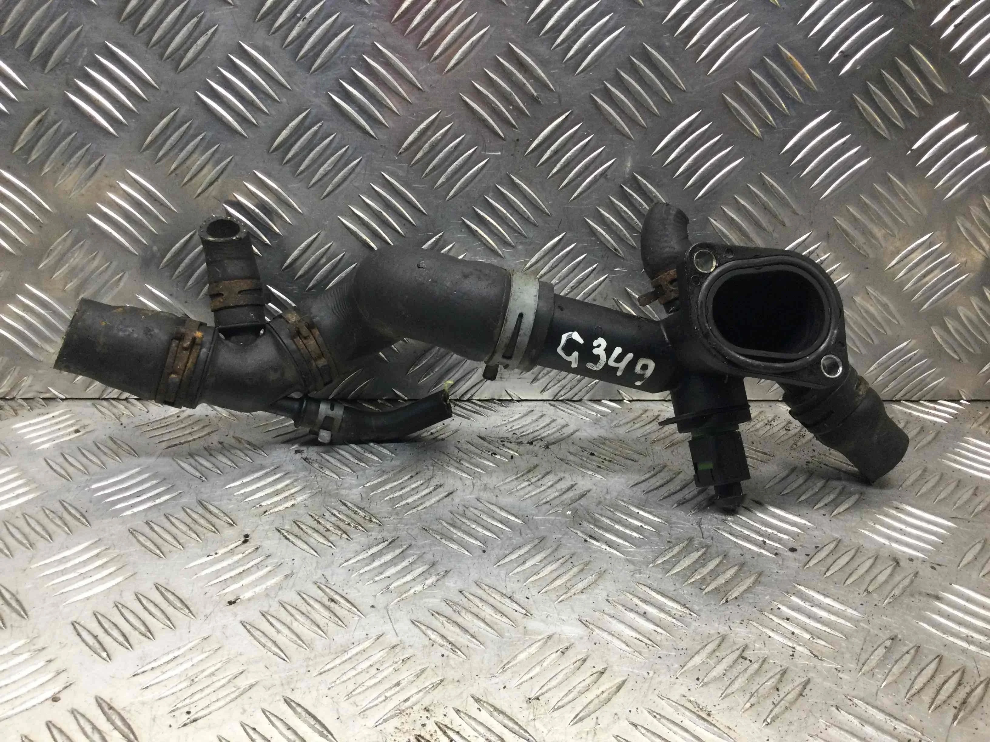 Фланец (тройник) системы охлаждения Volkswagen Golf 4 поколение (1997-2004) бензин 2.0  Механика Х/б