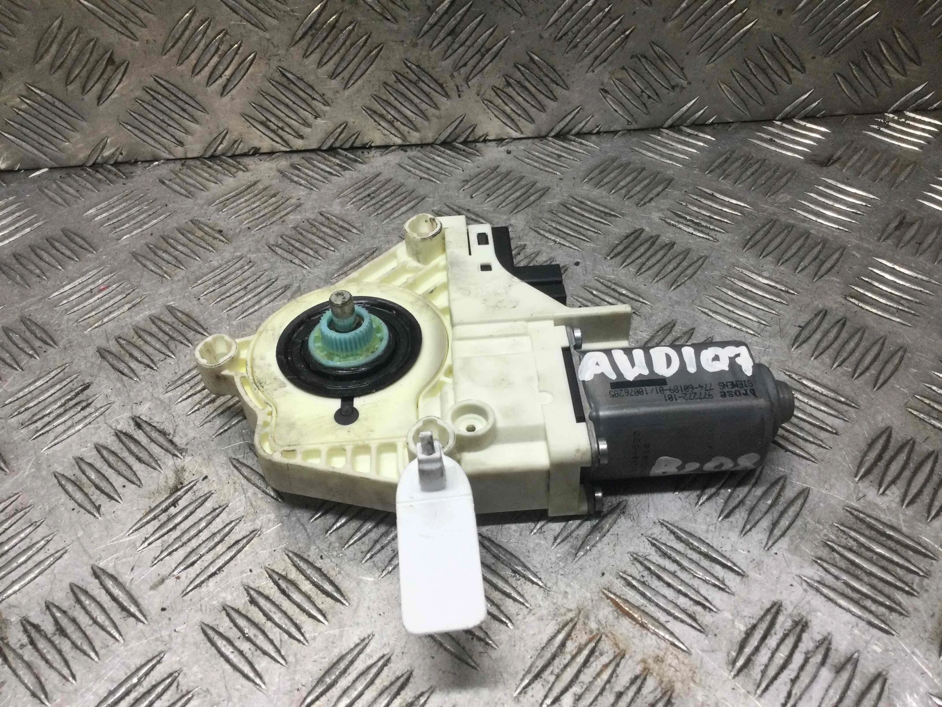 Моторчик стеклоподъемника передний правый Audi Q7 Q7 4L (2005-2009) дизель 3.0 TDI Автомат