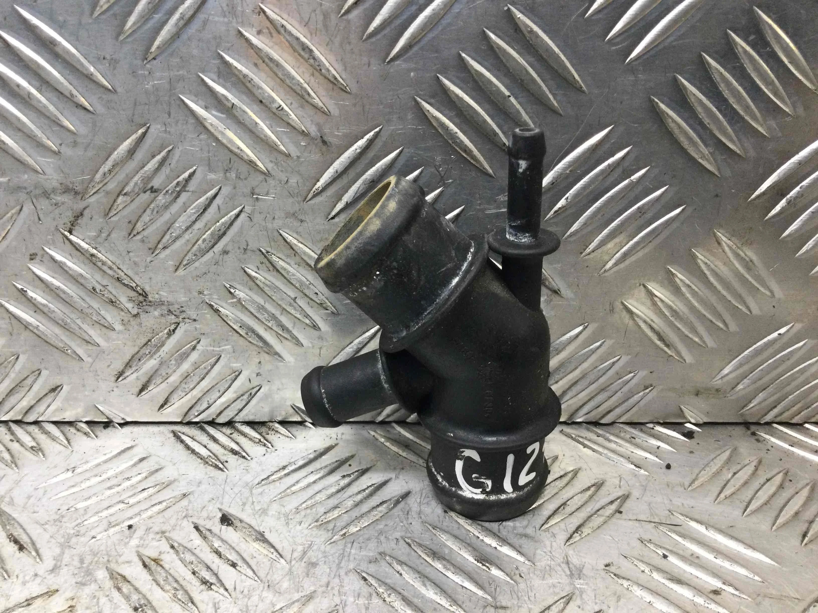 Фланец (тройник) системы охлаждения Volkswagen Golf 4 поколение (1997-2004) бензин 1.6 i Механика Х/б