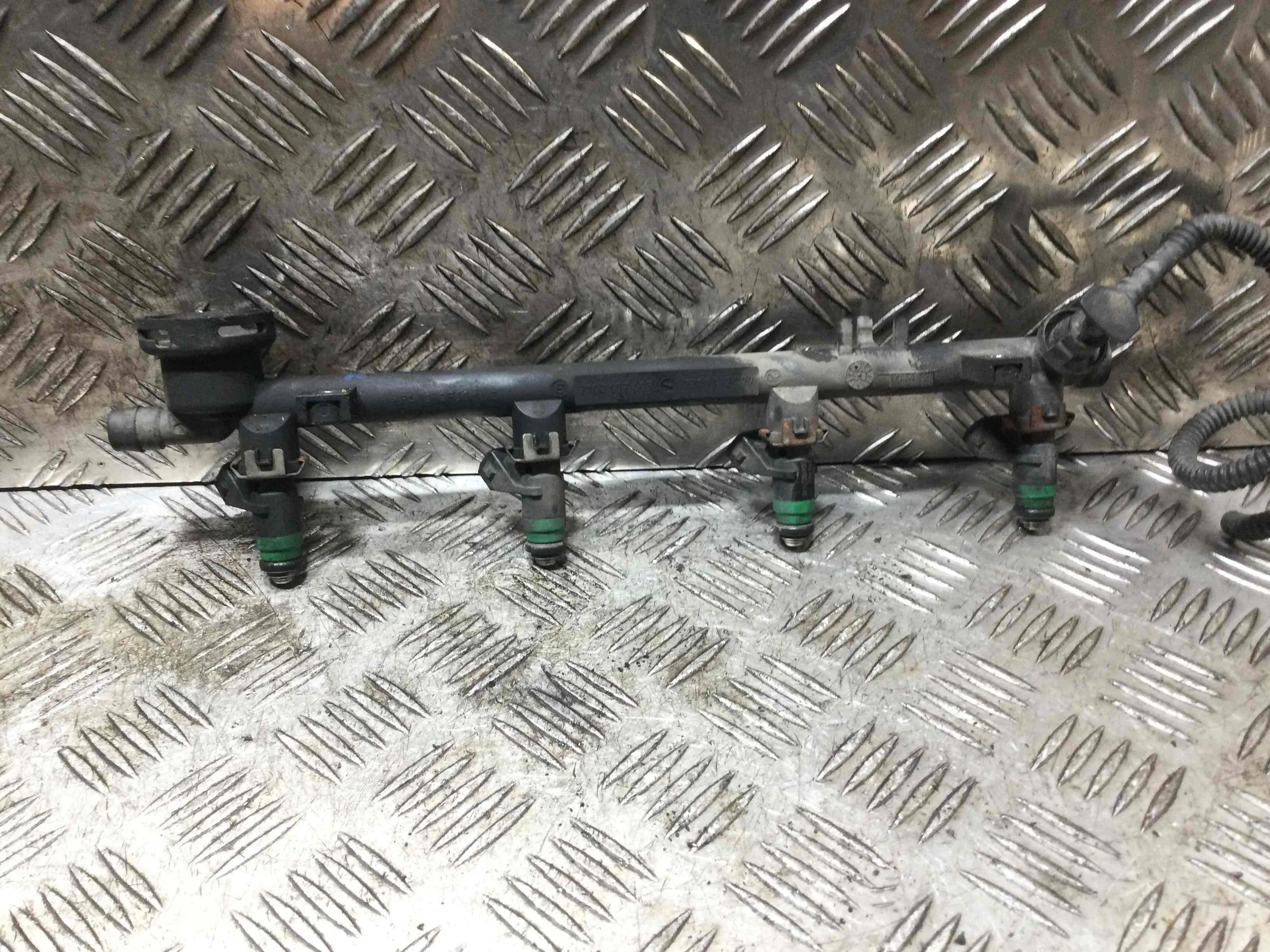 Топливная рампа Renault Scenic 2 поколение (2003-2006) бензин 2.0 i Механика Минивэн