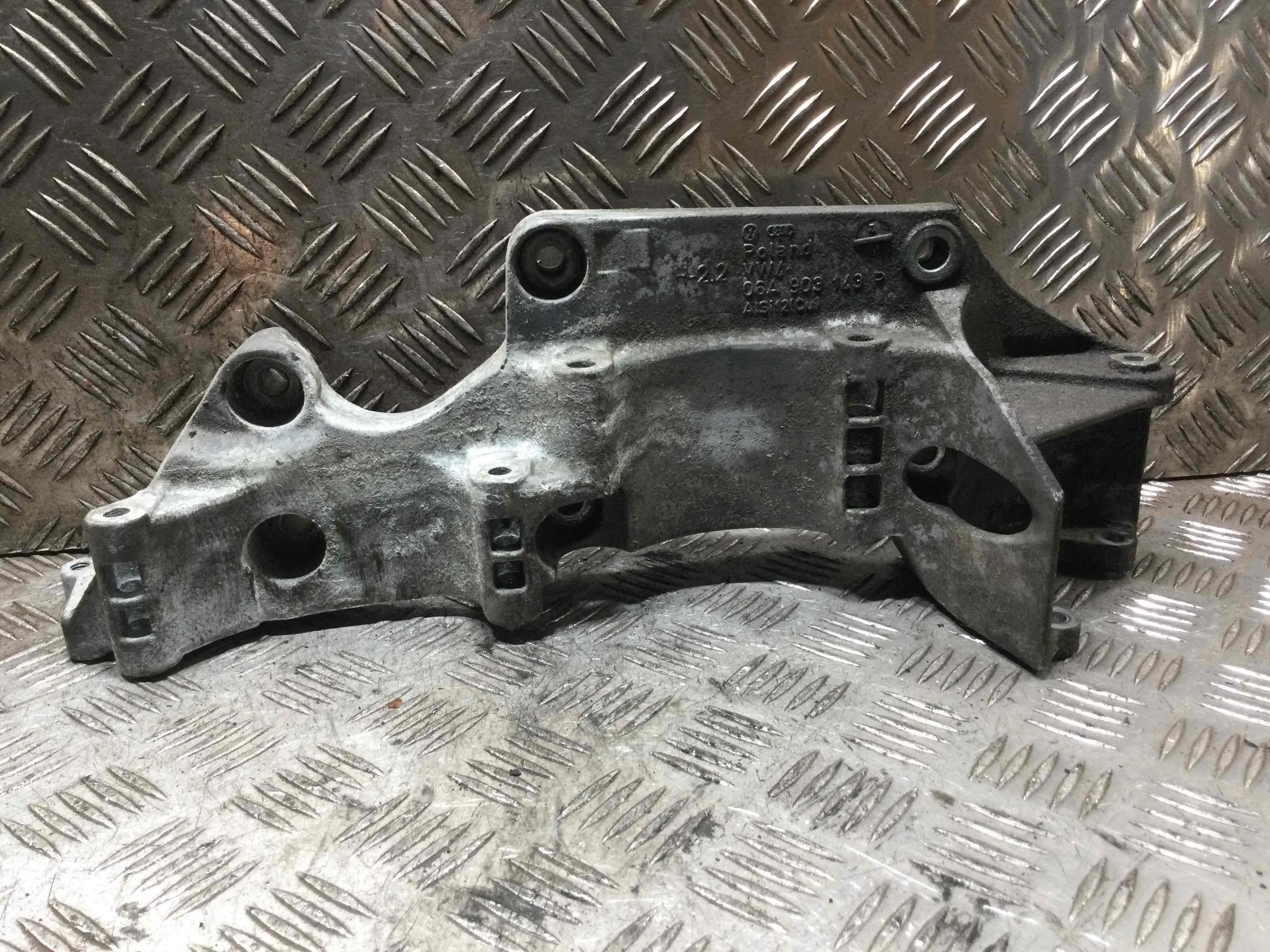 Кронштейн генератора Volkswagen Beetle A4 (1997-2005) бензин 1.6 i Механика Х/б