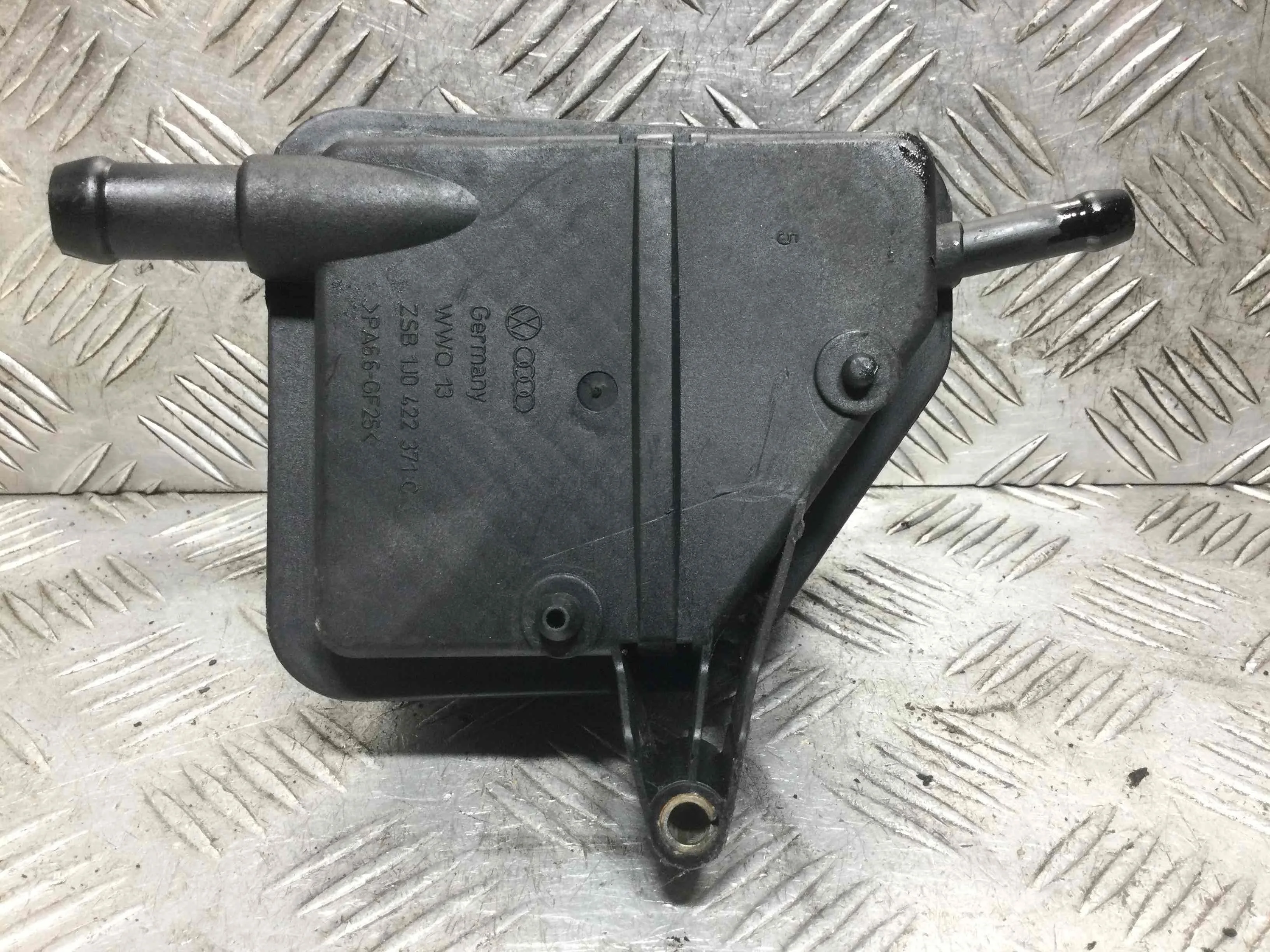 Бачок гидроусилителя Volkswagen Golf 4 поколение (1997-2004) бензин 1.6 i Механика Х/б