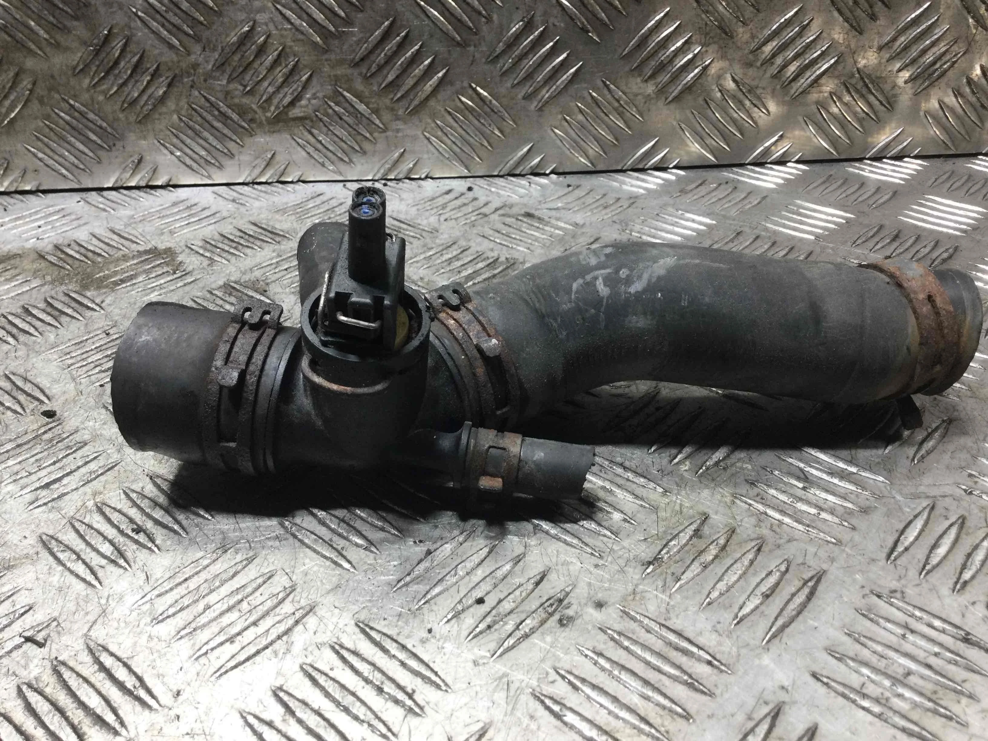 Фланец (тройник) системы охлаждения Audi A3 8L (1996-2000) бензин 1.8 i Механика Х/б