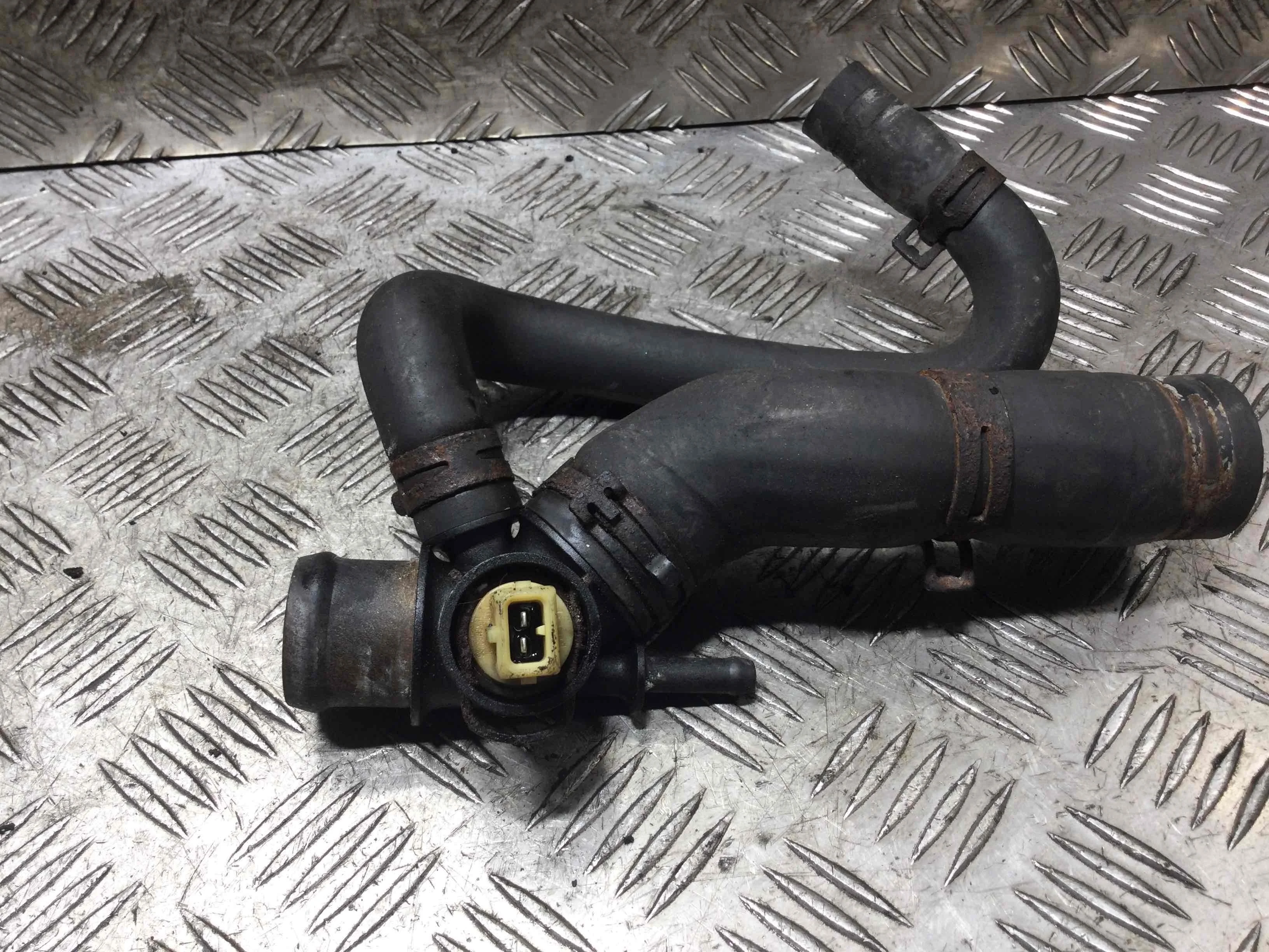 Фланец (тройник) системы охлаждения Audi A3 8L (1996-2000) бензин 1.8 i Автомат Х/б