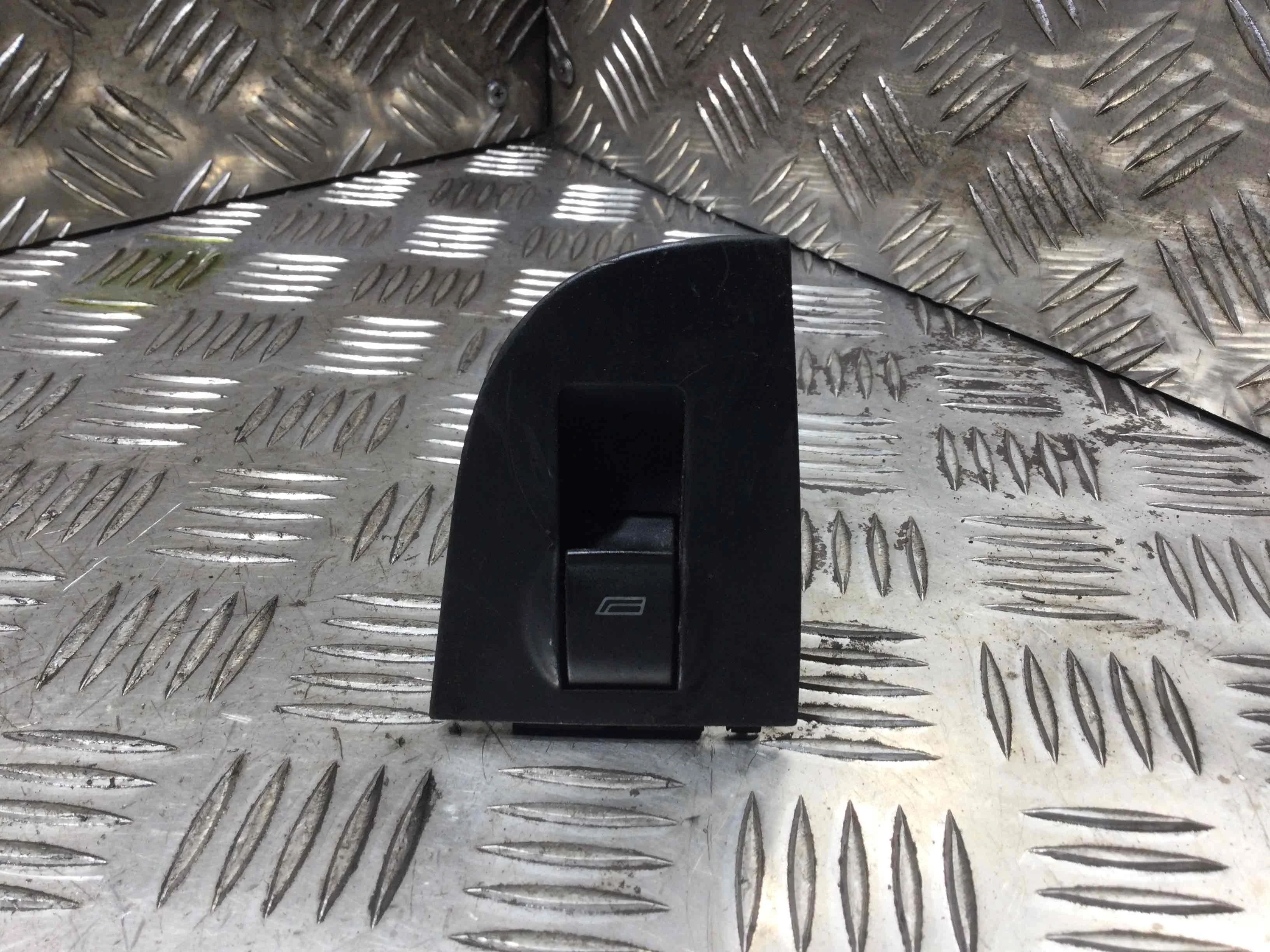 Кнопка стеклоподъемника переднего левого Audi A6 C5/4B (1997-2004) бензин 1.8  Механика Седан