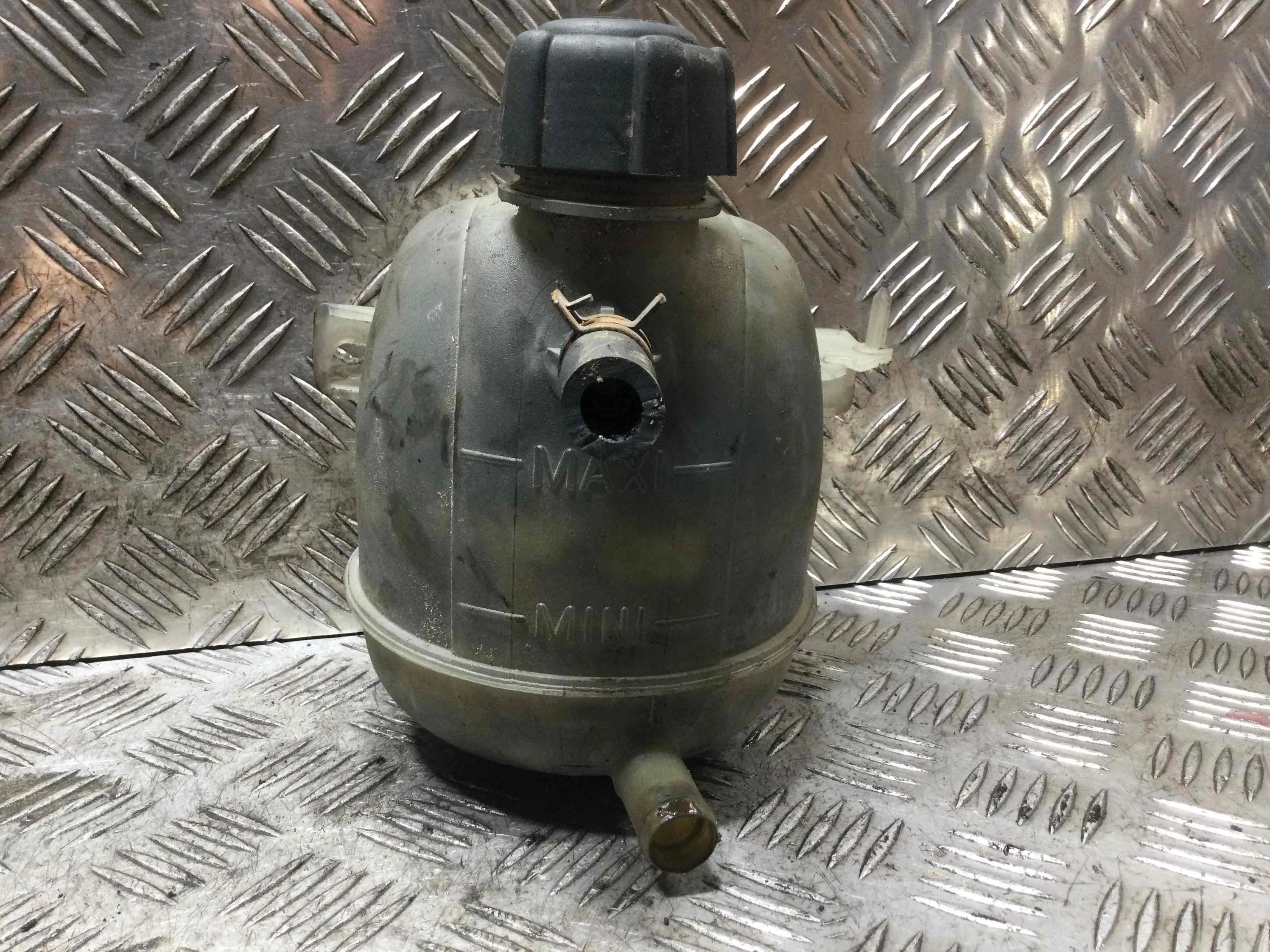 Бачок расширительный Renault Clio 2 поколение [рестайлинг] (2001-2005) бензин 1.4 i Механика 5-дв, х/б