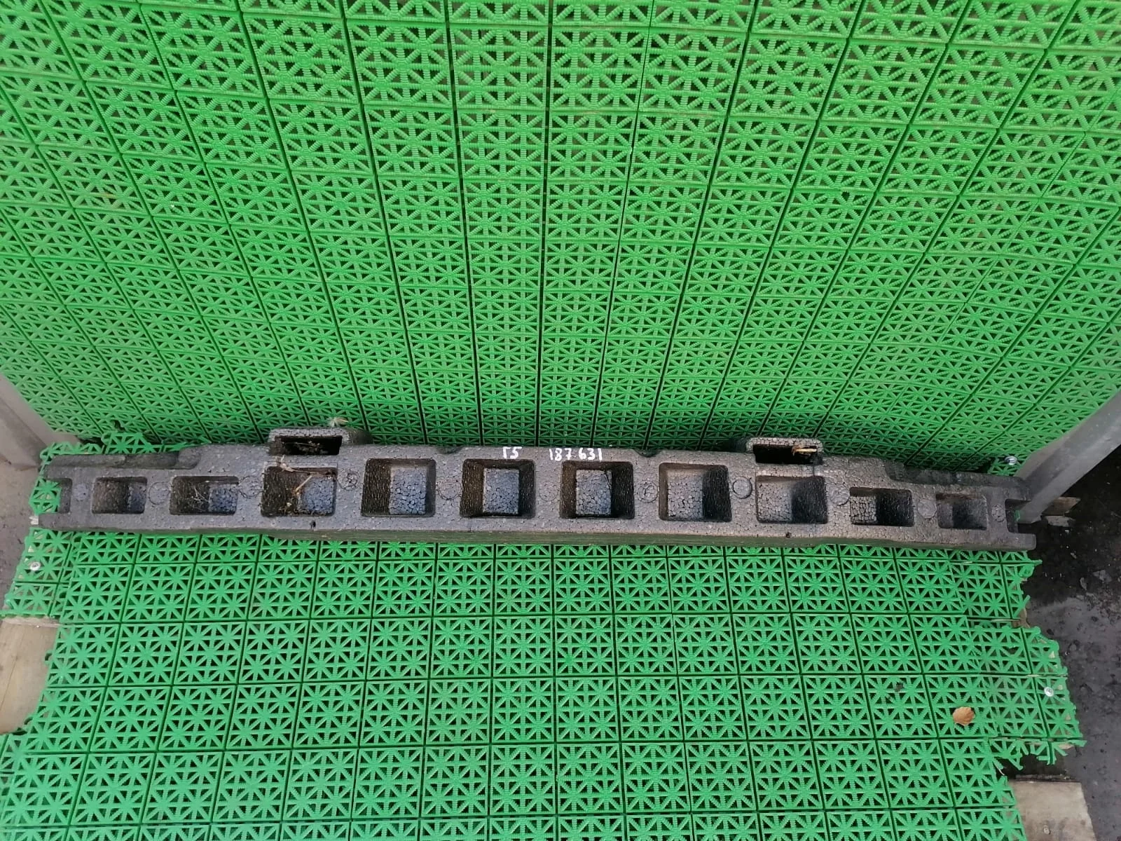 Абсорбер, наполнитель бампера VOLKSWAGEN GOLF 5/5+ 2004- передний б/у GOLF 5(2004-2009);GOLF 5+(2005-2014)