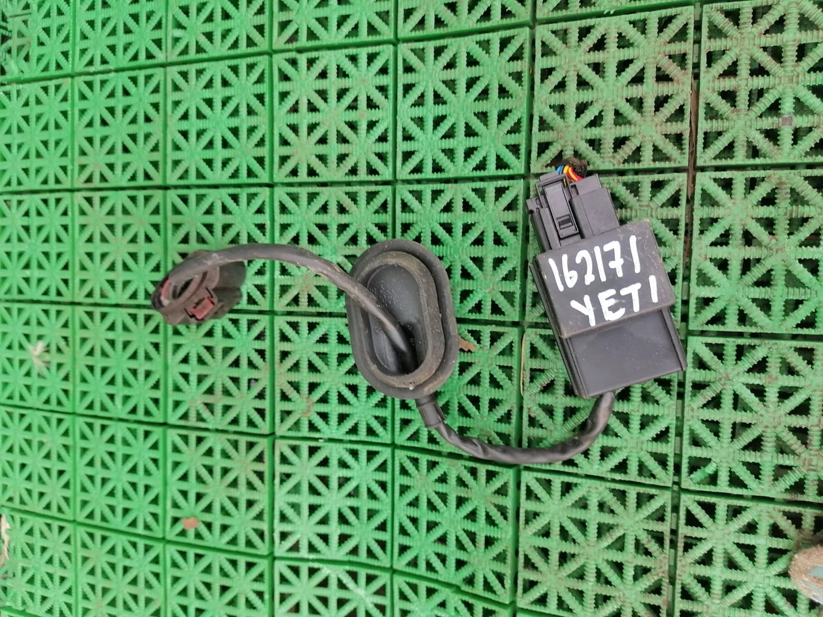 Блок реле управления бензонасосом AUDI A3, SKODA OCTAVIA 1Z, VOLKSWAGEN GOLF 5, PASSAT B6 2005- б/у A3(2004-2013);OCTAVIA 1Z(2004-2012);GOLF 5(2004-2009);GOLF 5+(2005-2014);JETTA 5(2005-2009)