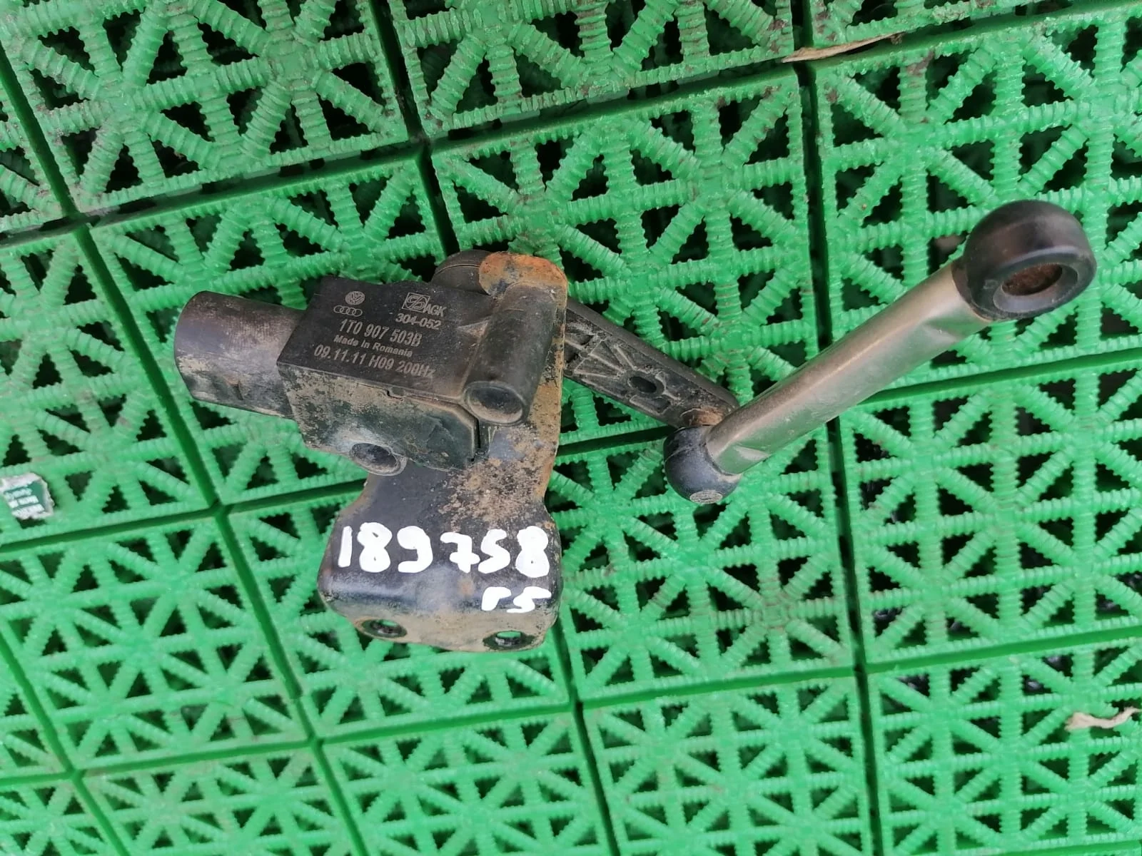 Датчик регулировки дорожного просвета SKODA OCTAVIA 1Z, VOLKSWAGEN GOLF 5/5+/6, JETTA 5, PASSAT B6/B7/CC 2004- задний б/у A3(2004-2013);OCTAVIA 1Z(2004-2012);GOLF 5(2004-2009);JETTA 5(2005-2009);TOURAN(2003-2010)