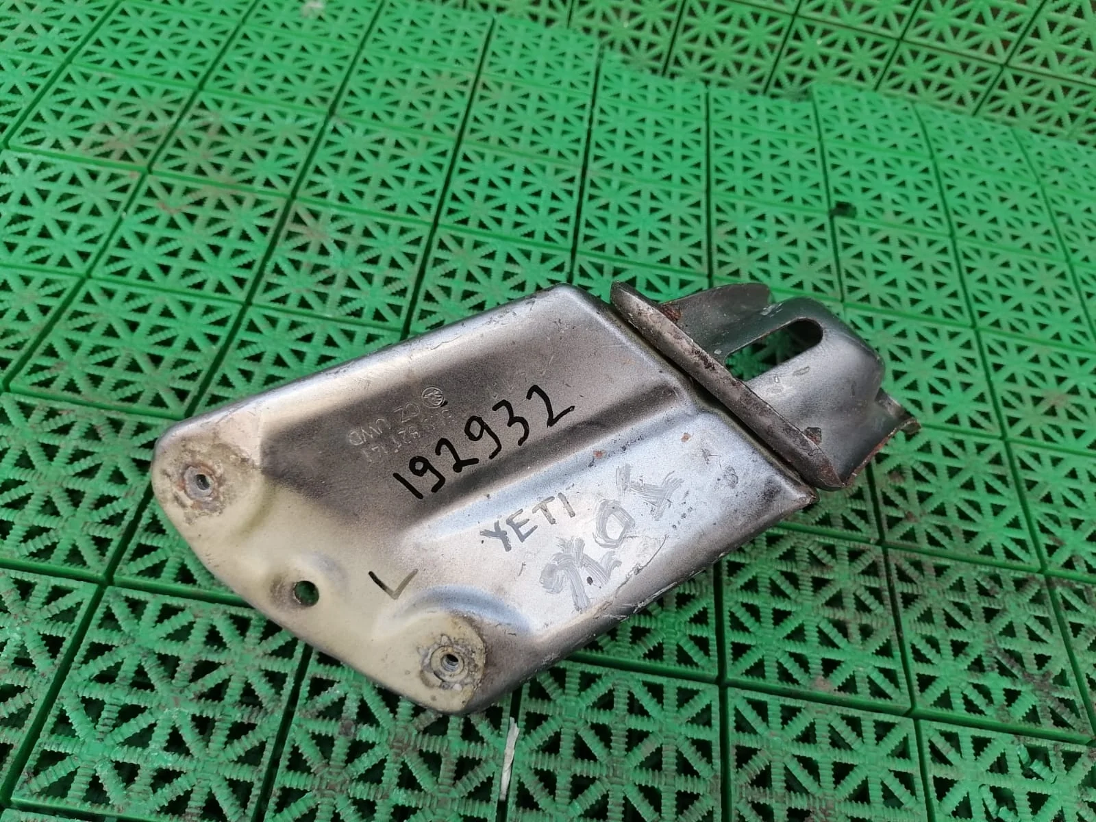 Кронштейн крепления крыла SKODA YETI 2010- крыло левый серый б/у YETI(2010-