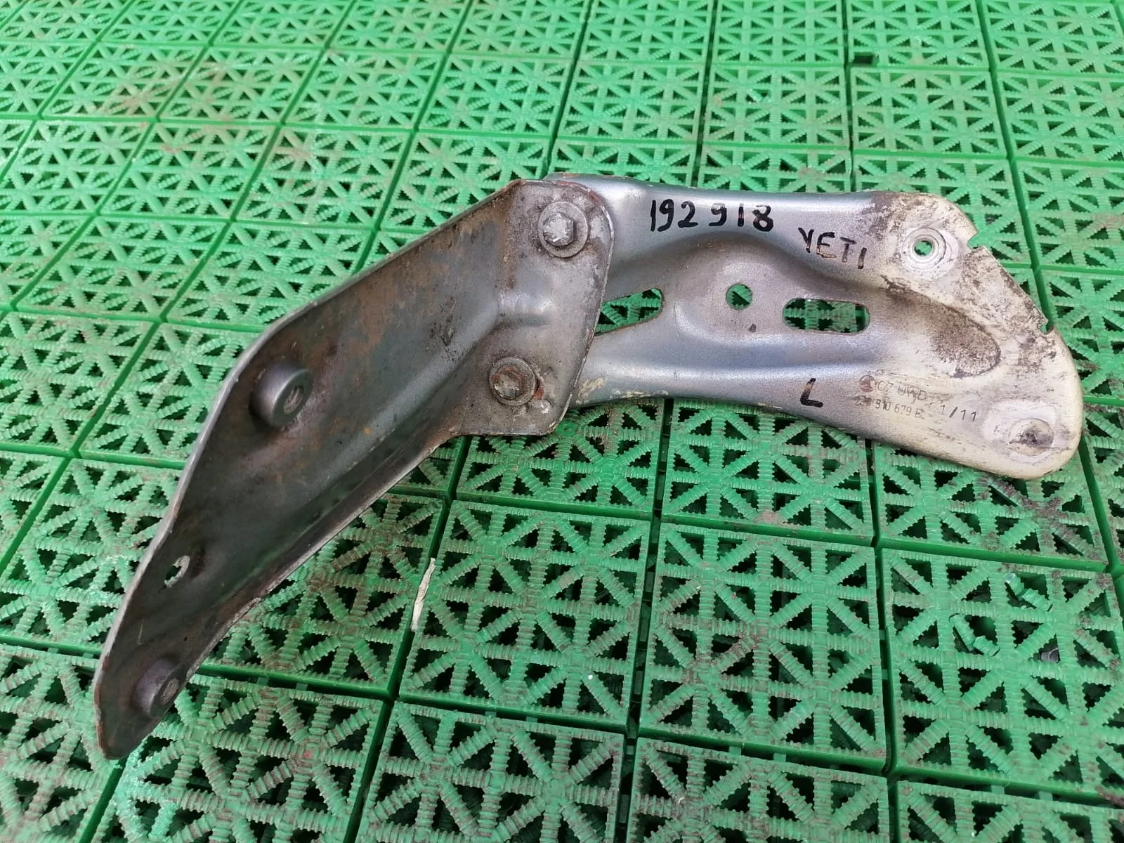 Кронштейн крепления крыла SKODA YETI 2010- лонжерон левый серый б/у YETI(2010-