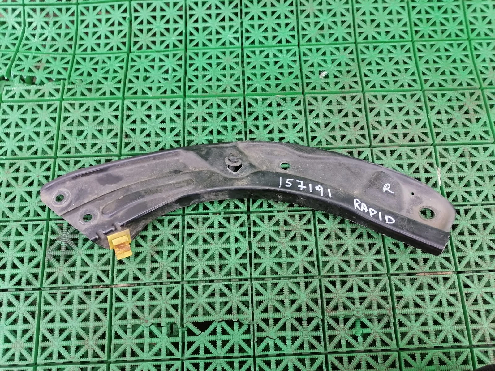 Кронштейн передней панели SKODA RAPID 2013- металл правый б/у RAPID(2013-