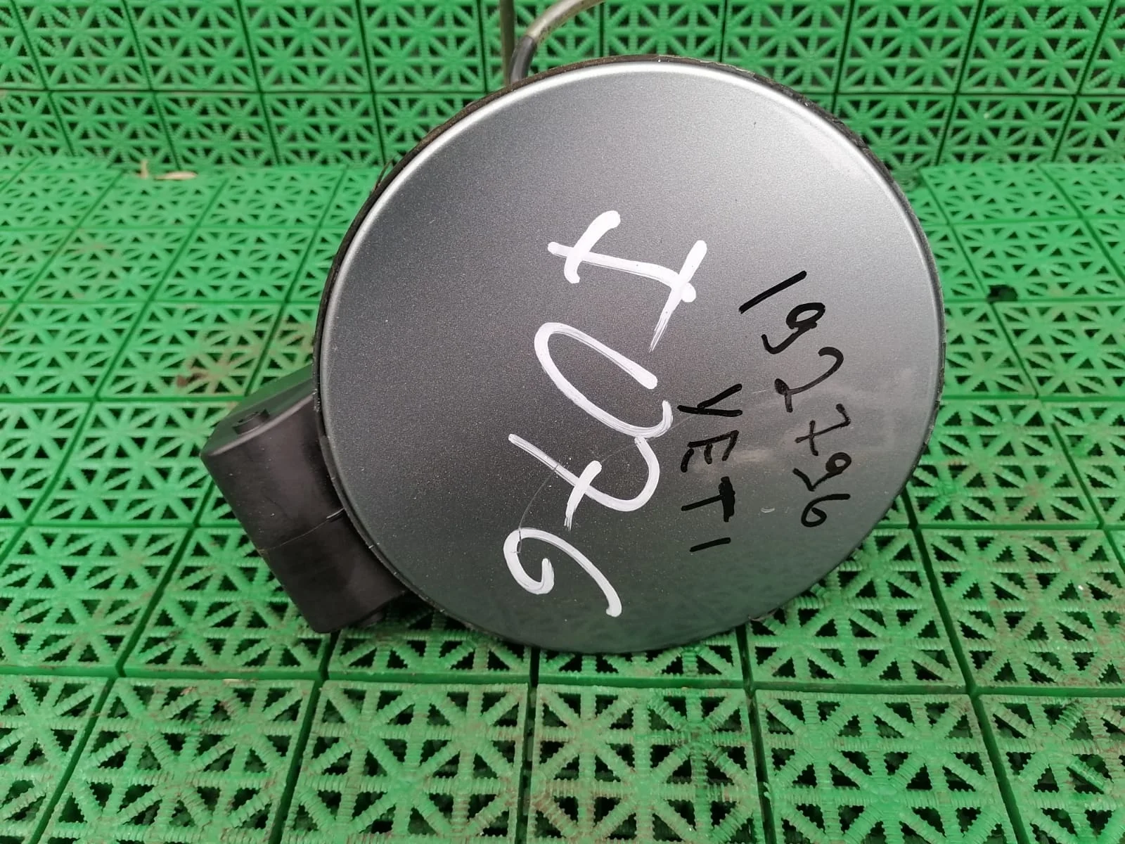 Лючок топливного бака бензобака SKODA YETI 2010- серый б/у YETI(2010-