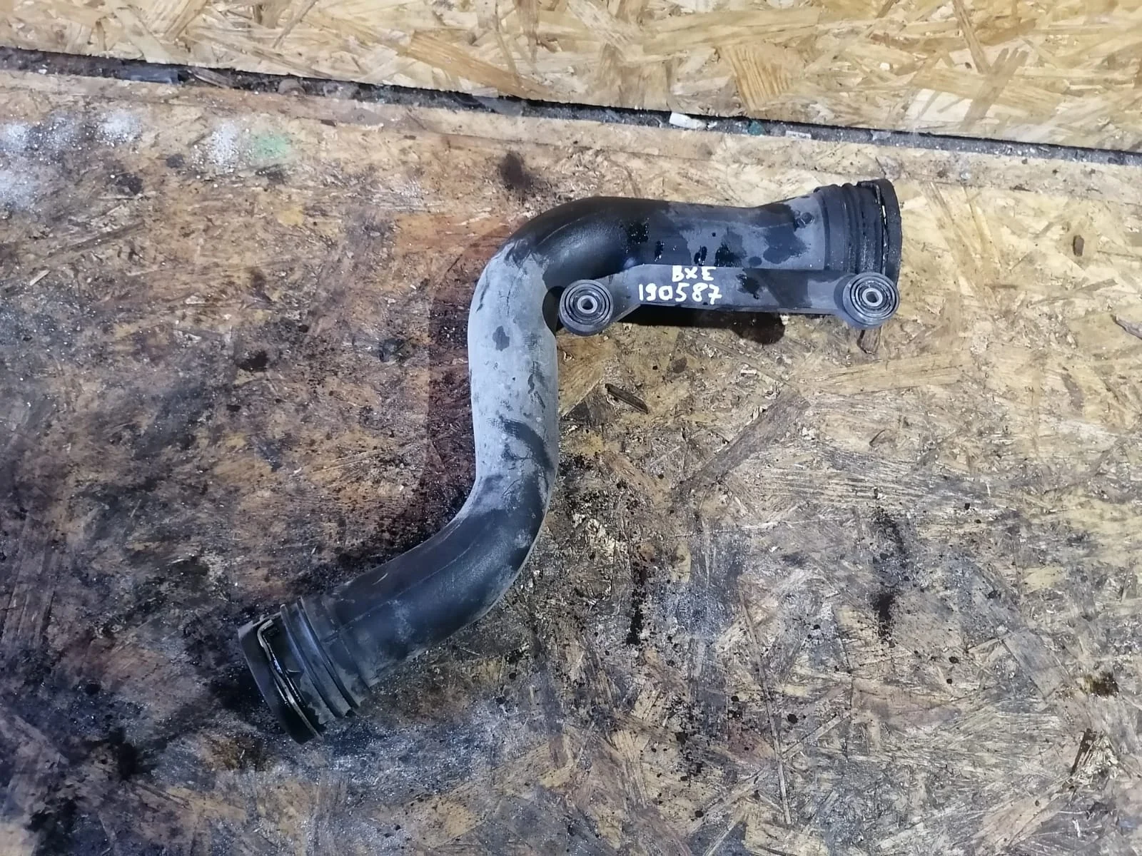 Патрубок охлаждения интеркулера AUDI A3, SKODA OCTAVIA 1Z, VOLKSWAGEN GOLF 5/5+/6, JETTA 5, PASSAT B6, CADDY, TOURAN 1,9 BXE  2004- пласт правый 5 б/у A3(2004-2013);OCTAVIA 1Z(2004-2012);GOLF 5(2004-2009);PASSAT B6(2005-2010);PASSAT B7(2011-2015)