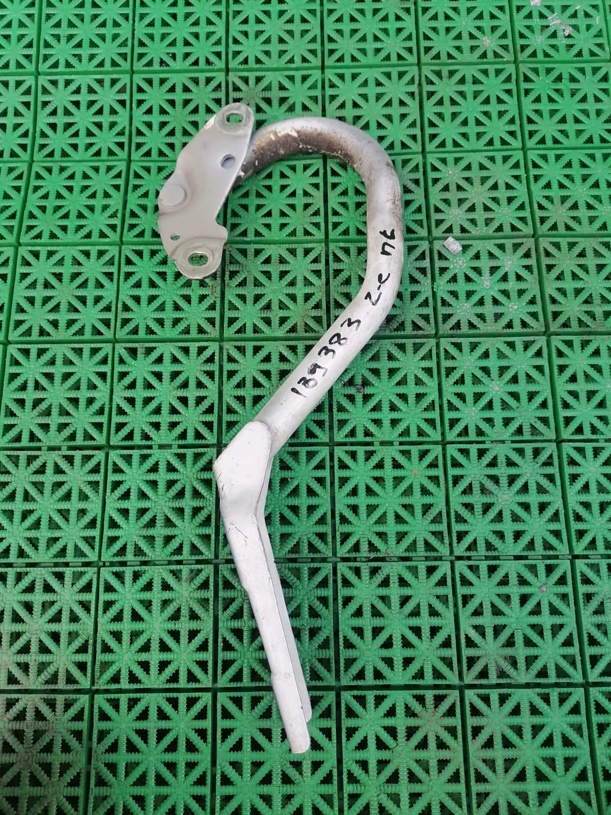 Петля капота OPEL ZAFIRA C 2013- левая белая б/у ZAFIRA C(2013-2019)