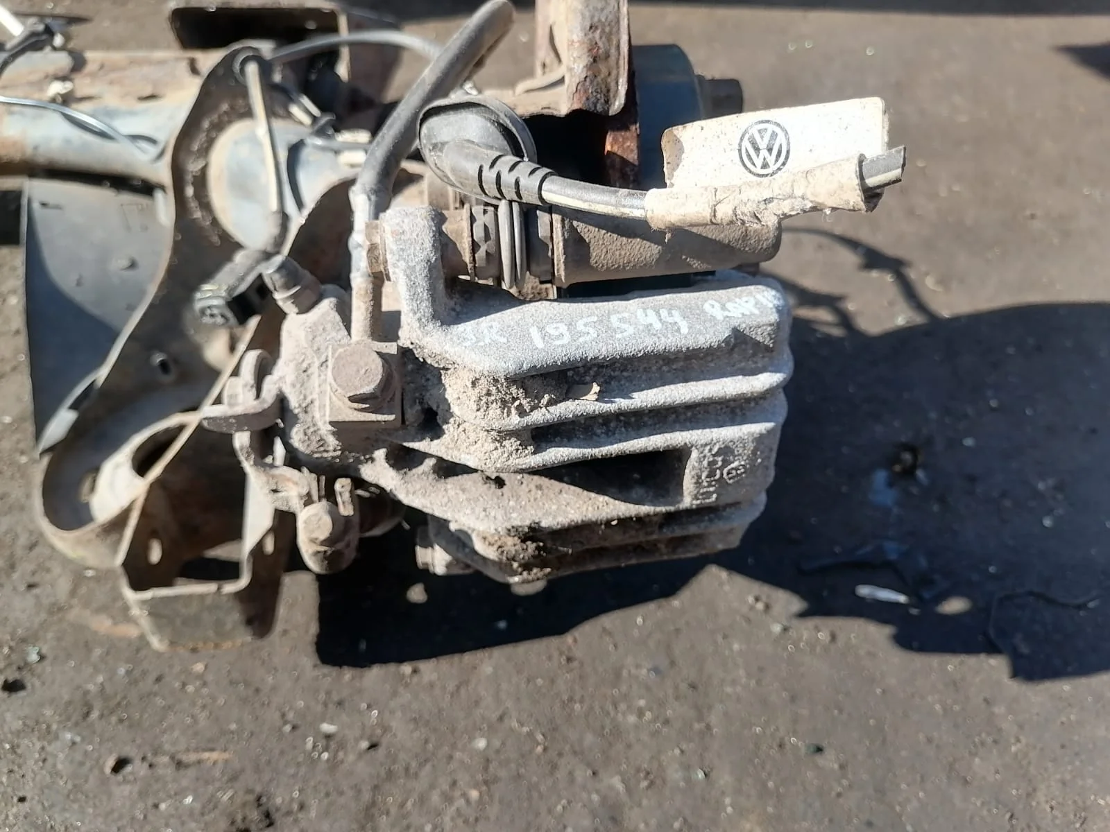 Суппорт тормозной AUDI A1/A3, SKODA OCTAVIA 1U, RAPID, VOLKSWAGEN GOLF 4, POLO 1997- задний правый б/у A3(1997-2003);OCTAVIA 1U(1997-2009);GOLF 4(1998-2004);BORA(1999-2004)