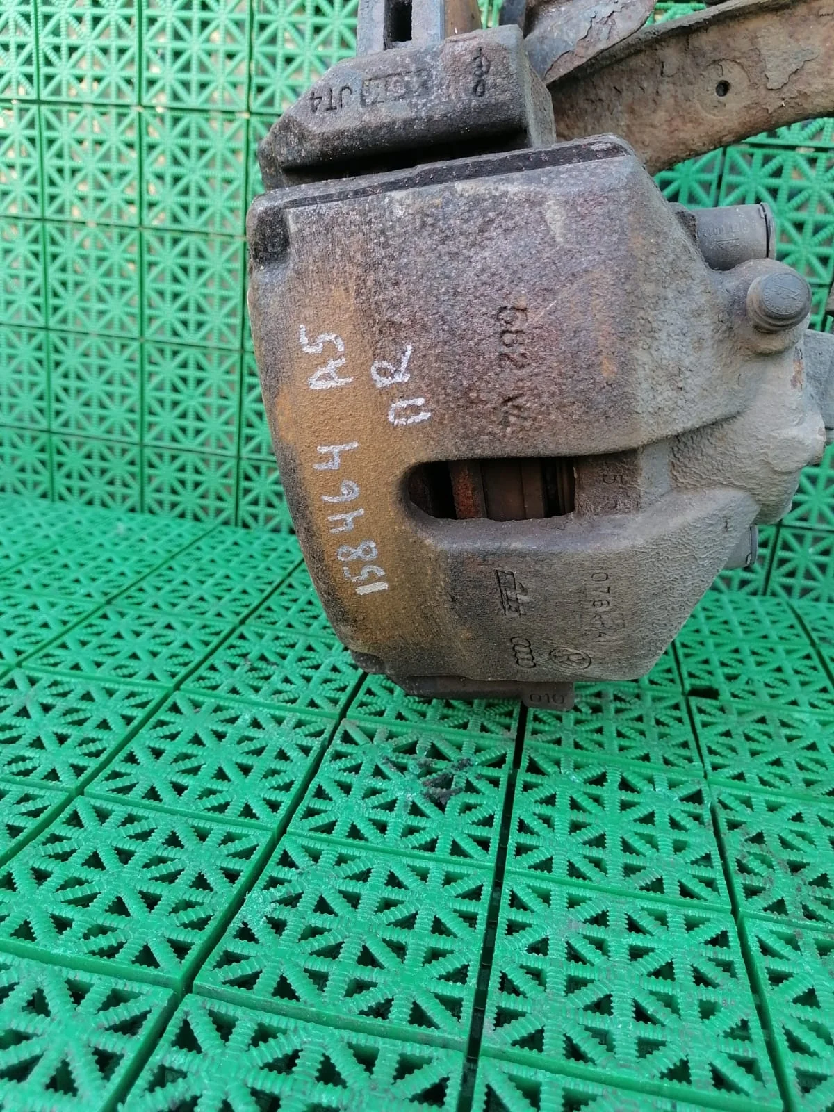 Суппорт тормозной AUDI A3, SKODA OCTAVIA1Z, VOLKSWAGEN GOLF 5/5+/6, JETTA 5/6, PASSAT B6/B7 2004- передний правый б/у GOLF 5+(2005-2014)