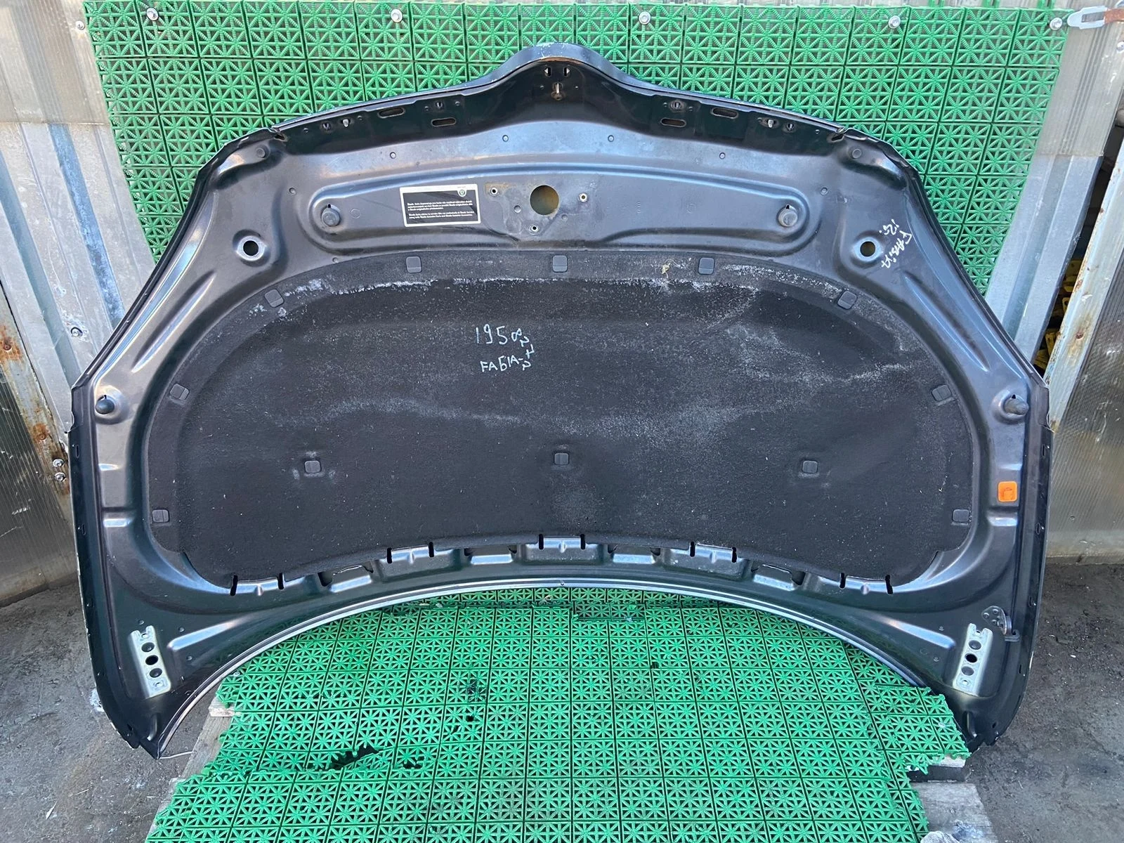 Шумоизоляция капота SKODA FABIA 2, ROOMSTER 2007- б/у FABIA 2(2007-2015);ROOMSTER(2007-2015)