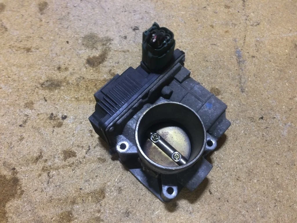 Дроссельная заслонка Nissan Almera N16