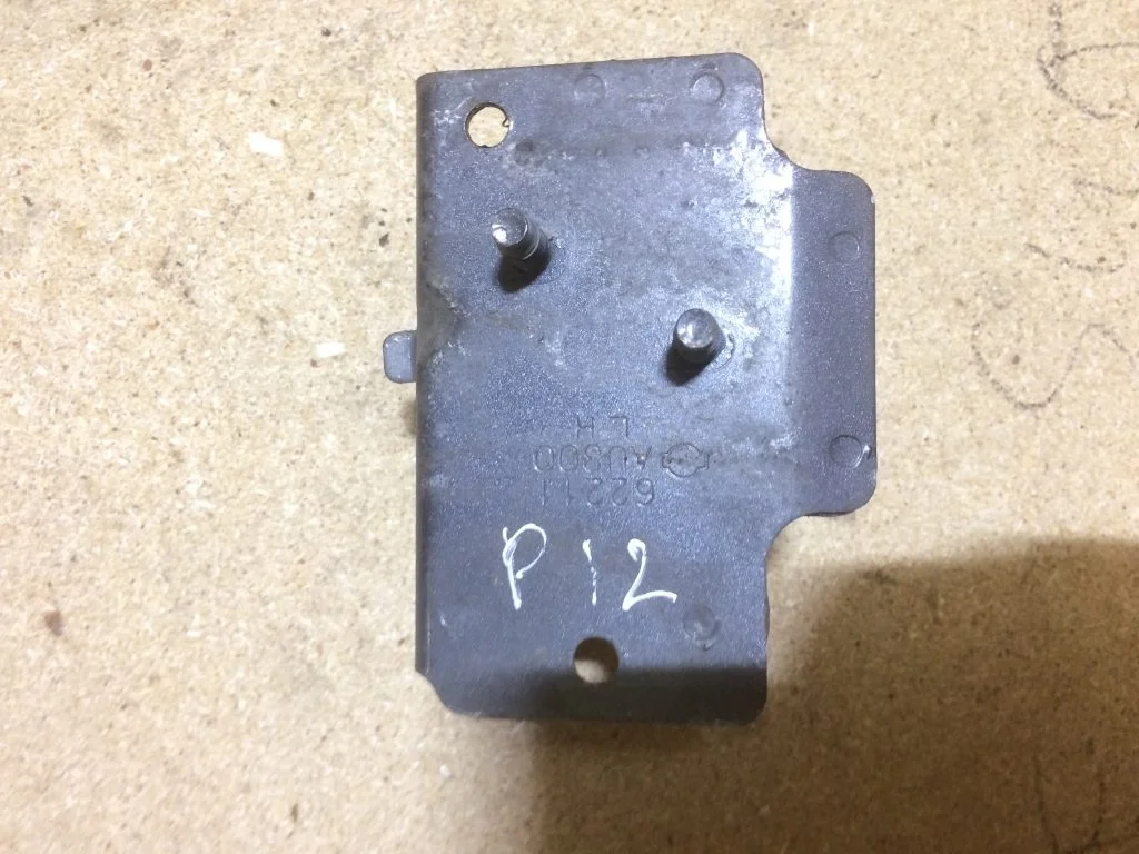 Кронштейн усилителя левый Nissan