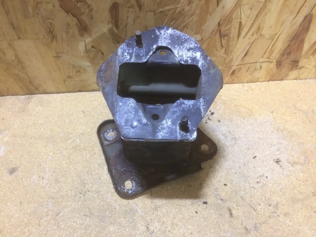 Кронштейн усилителя правый Nissan Note E11