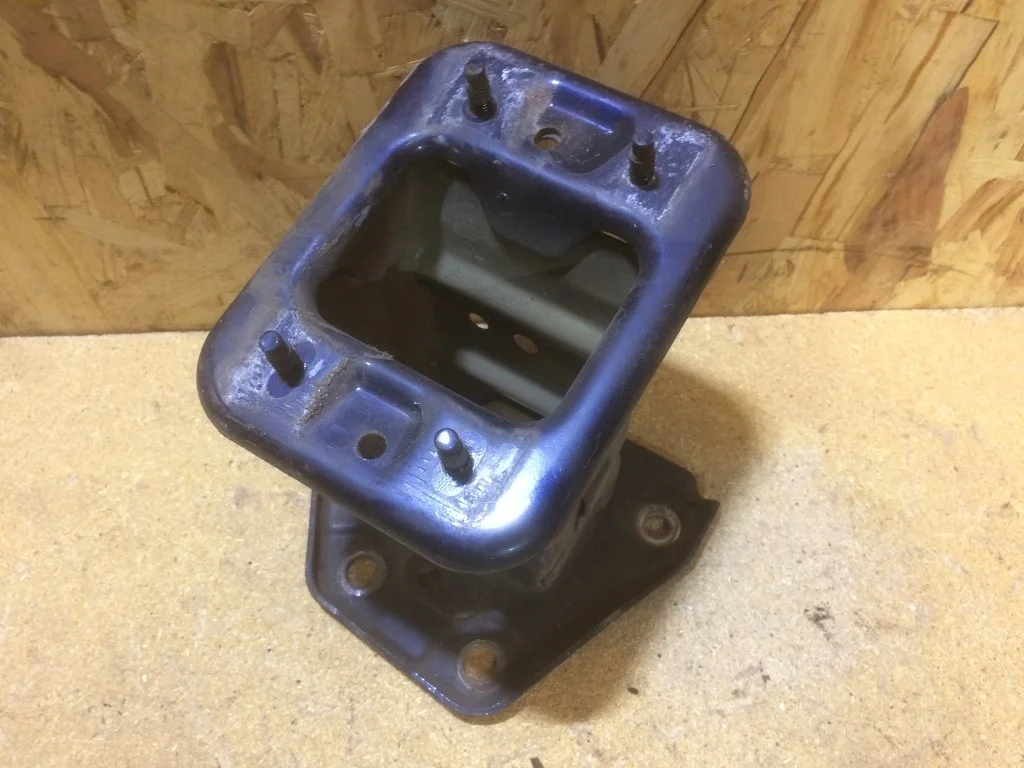 Кронштейн усилителя левый Nissan Note E11