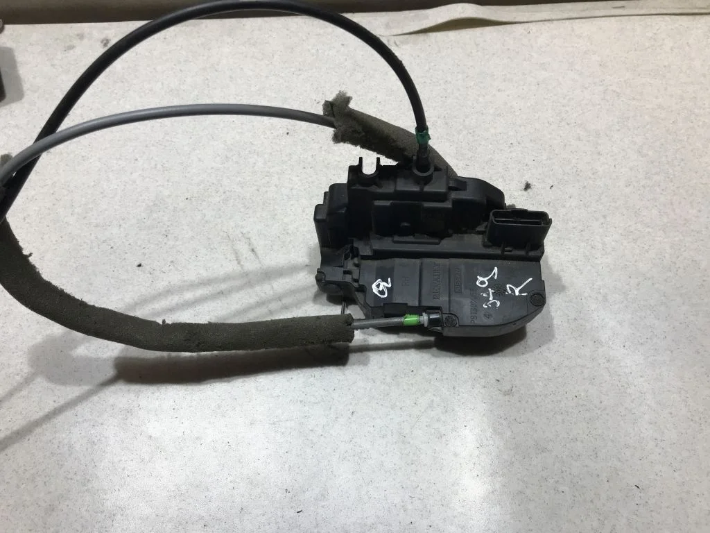 Замок двери задний правый Nissan Qashqai J10