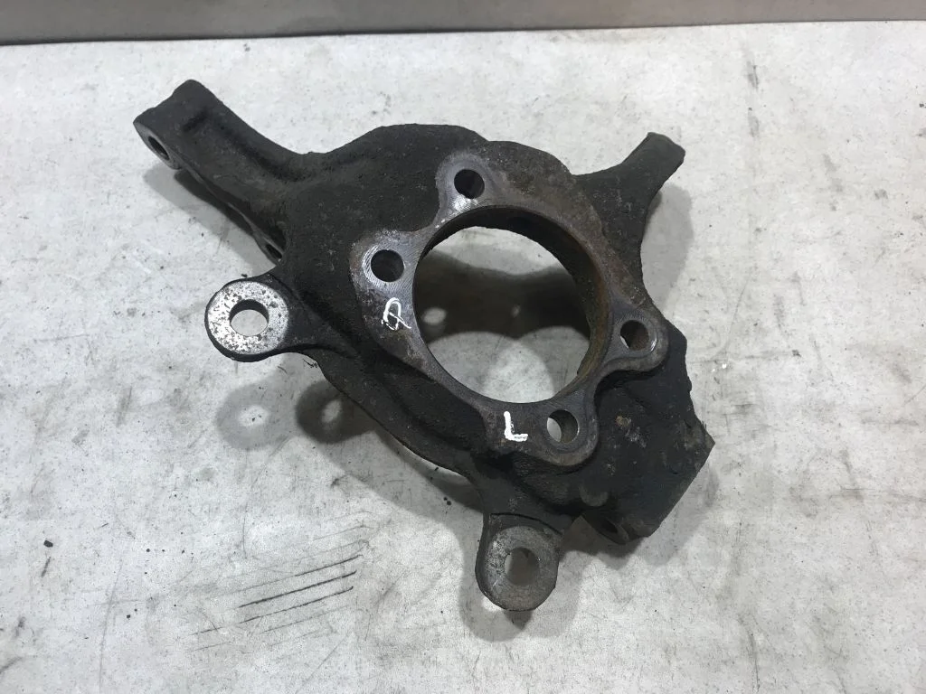 Поворотный кулак левый Nissan Qashqai J10