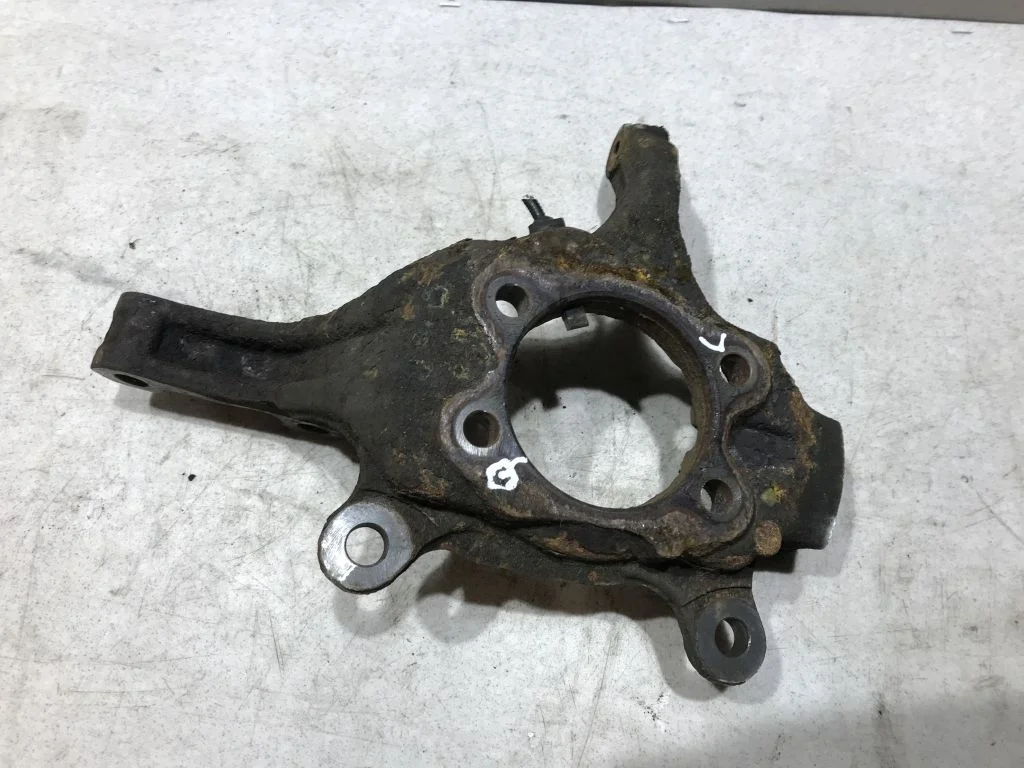 Кулак передний левый Ниссан кашкай 2006- 2013