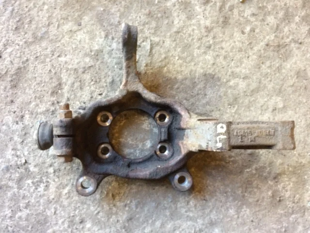 Кулак поворотный передний левый Nissan Qashqai J10 40015JD040