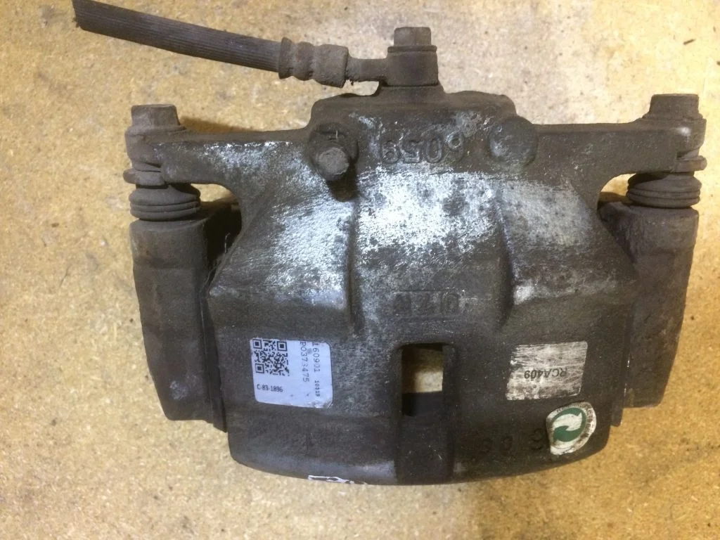 41001JD00A Суппорт передний правый Nissan Qashqai