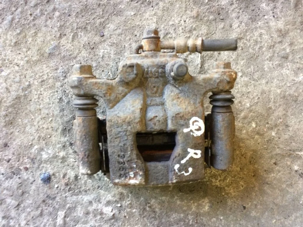 44001EM11A Суппорт задний Nissan Qashqai J10