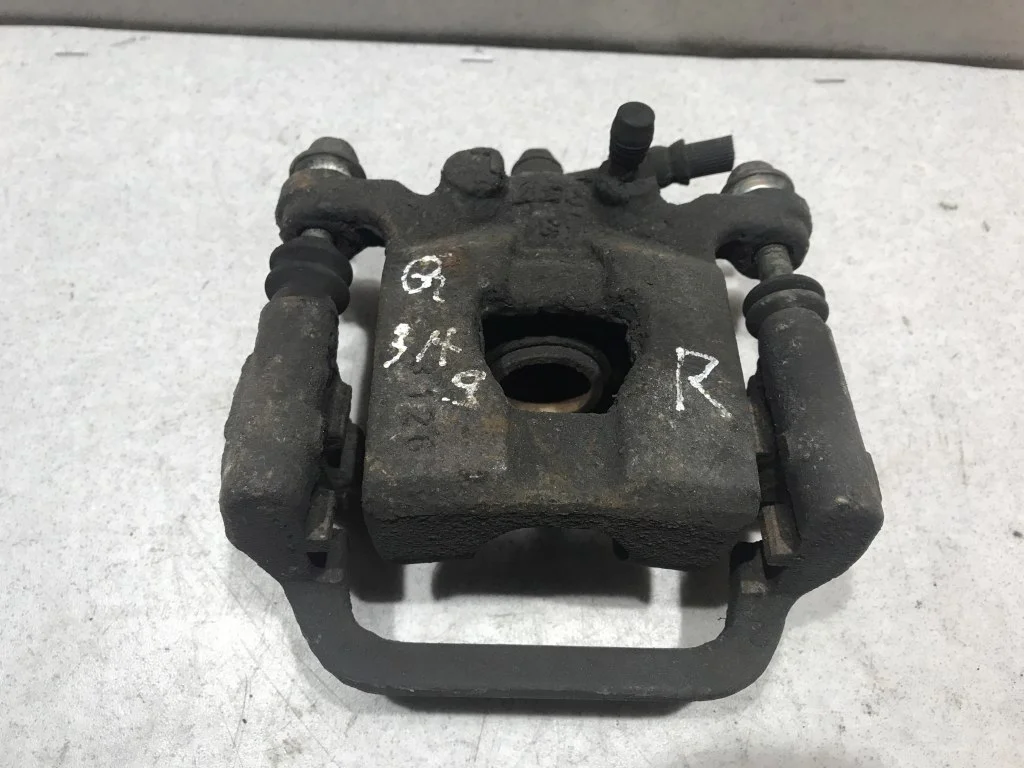 44001EM11A Суппорт задний прав. Nissan Qashqai J10