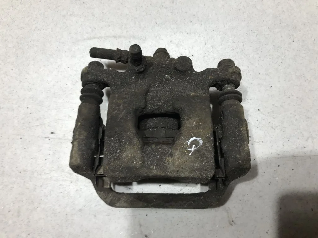 44011EM11A Суппорт левый задний Nissan Qashqai J10