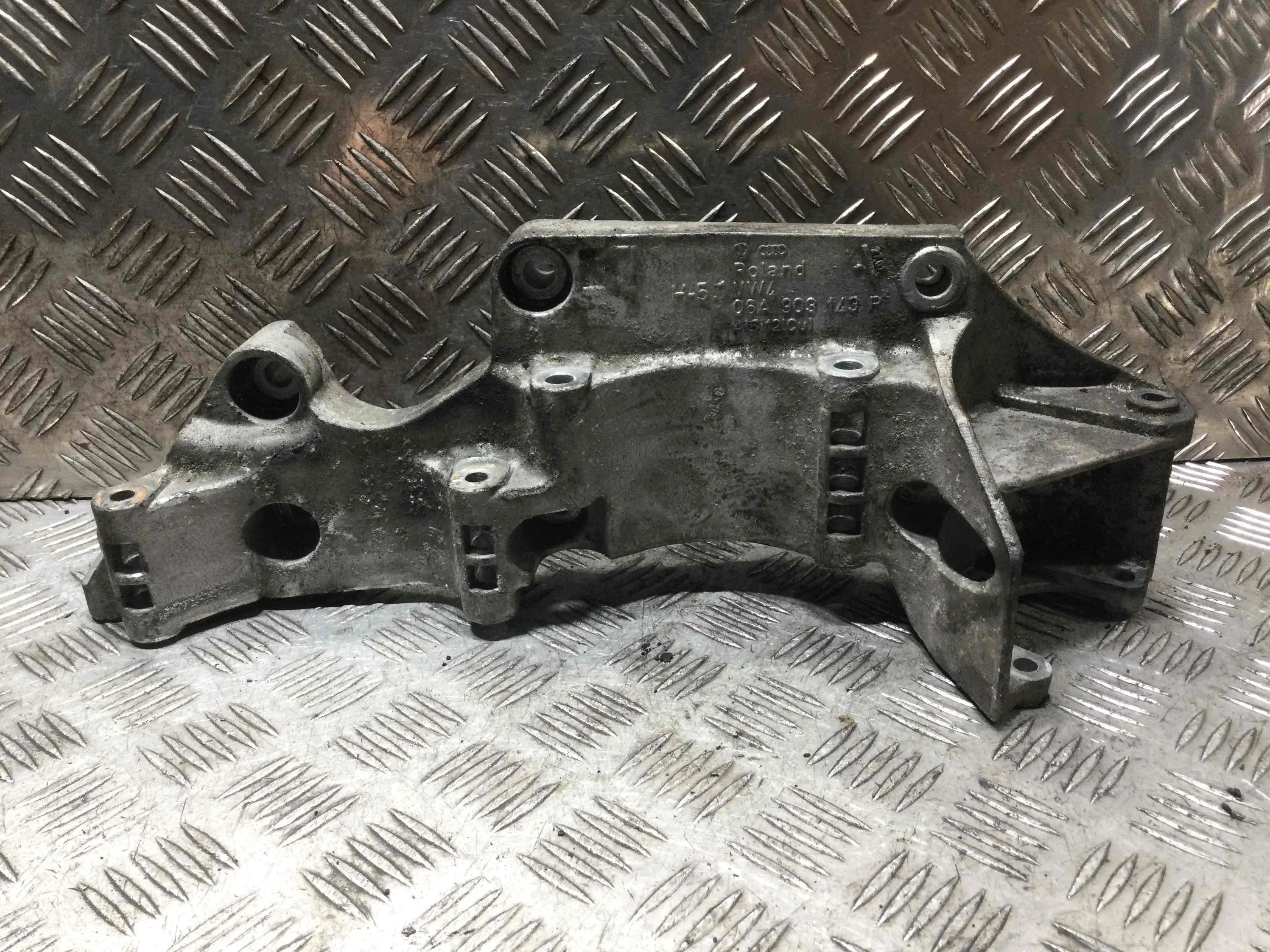 Кронштейн генератора Volkswagen Beetle A4 (1997-2005) бензин 1.8 i Механика Х/б