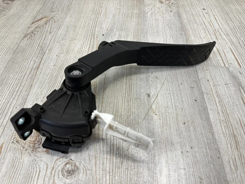 Электронная педаль газа VW Touareg NF 2013 7P