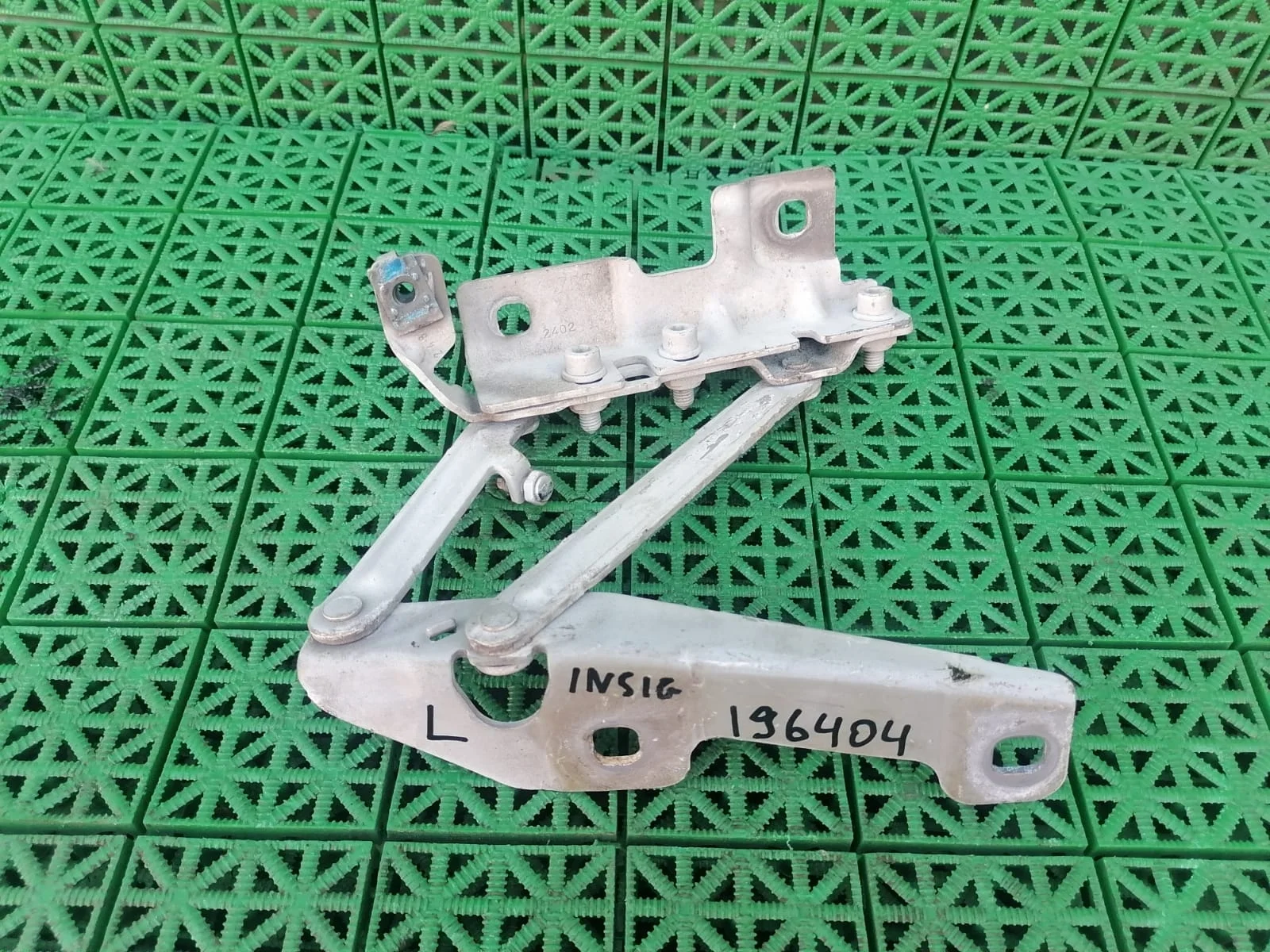 Петля капота OPEL INSIGNIA 2008- левая белая б/у INSIGNIA(2008-