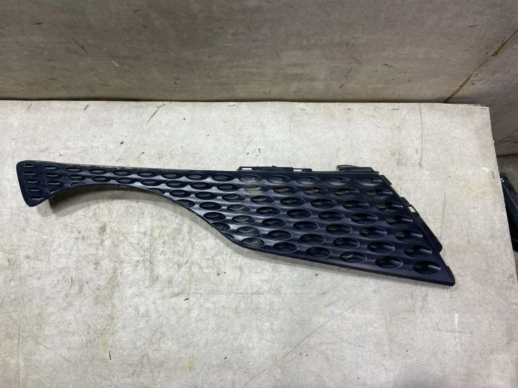 Решетка бампера правая Nissan Juke F15