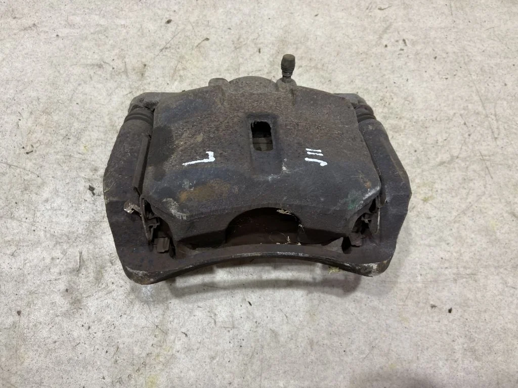 Суппорт передний левый Nissan Qashqai J11