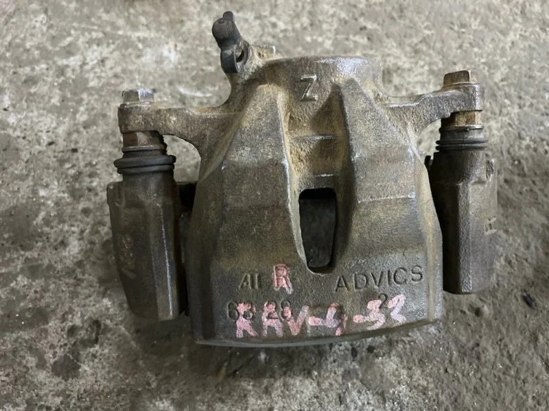 Суппорт передний правый Toyota Rav 4 (Xa30) (2005-2014) 2009 4773042090 3.5 I 2GRFE