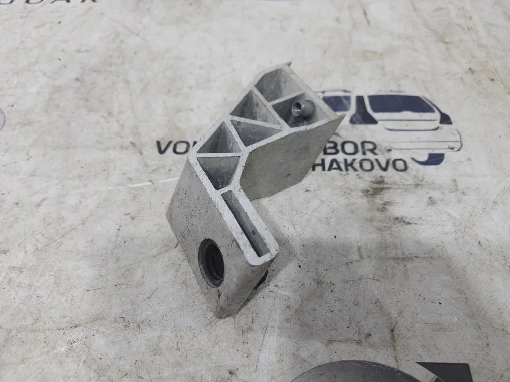 Кронштейн редуктора Mercedes C43 AMG W205 C-класс W205/S205/C205/A205 (2014—2018)  2016