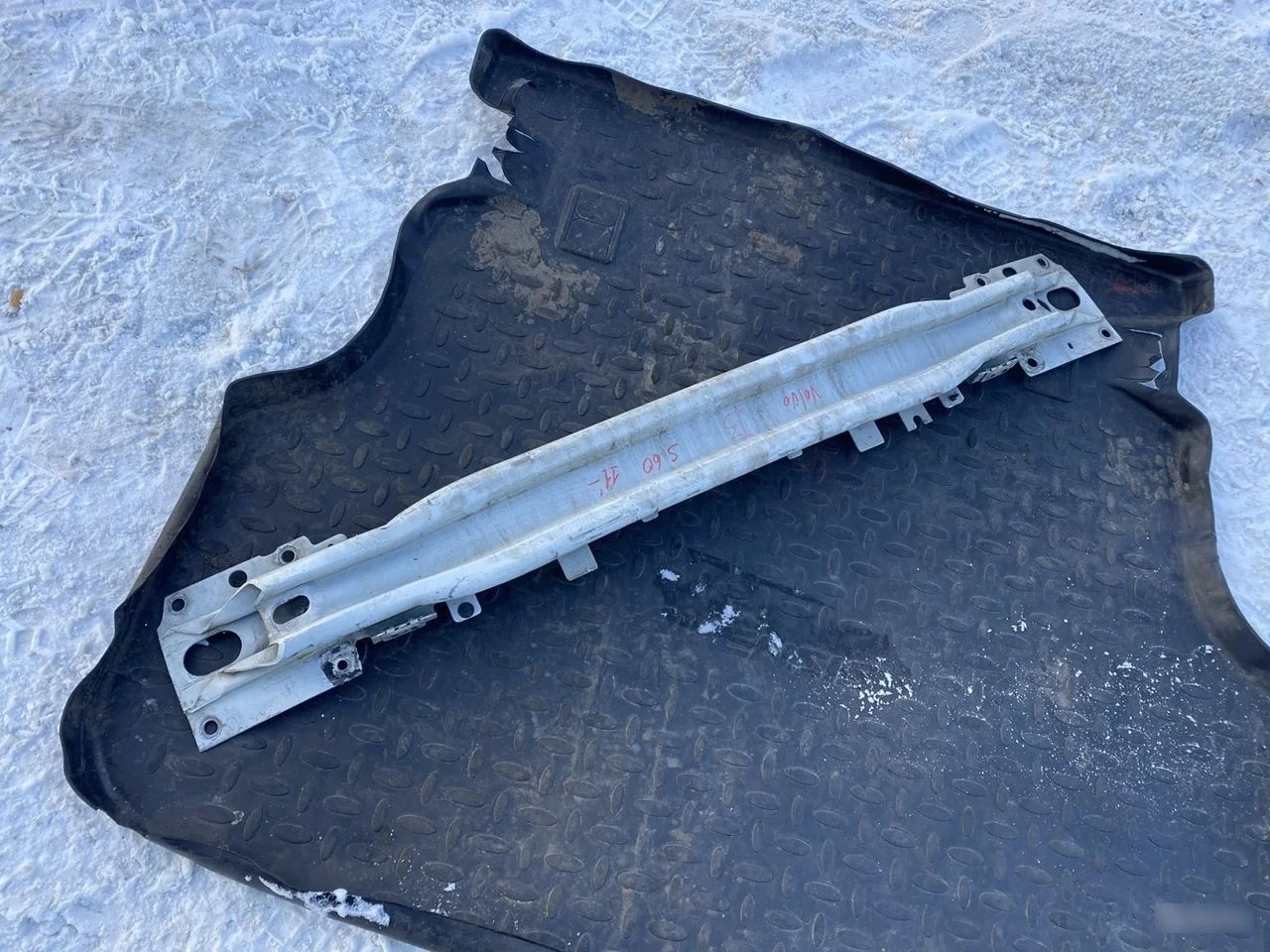 Усилитель переднего бампера Volvo S60 2010-2018 S60 II (2010—2013)