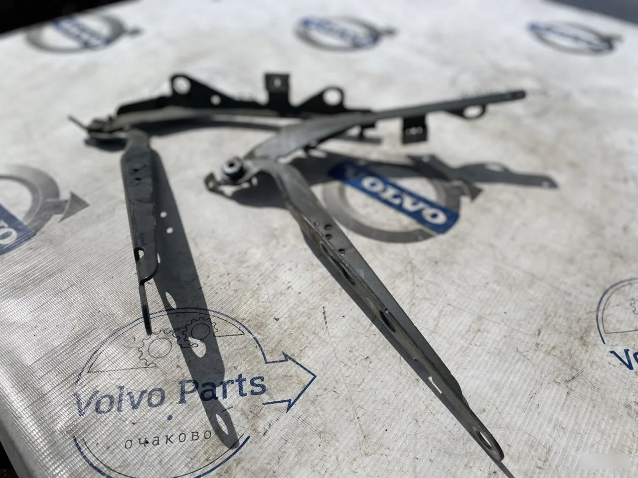 Петли капота Volvo S60 (P24) I рестайлинг (2004-20 S60 I рестайлинг (2004—2009)