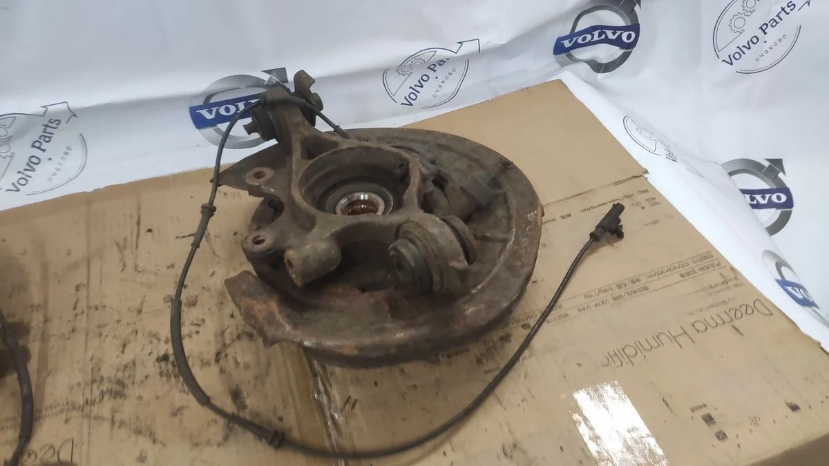 Кулак поворотный задний левый Land Rover Discovery Discovery III (2004—2009)