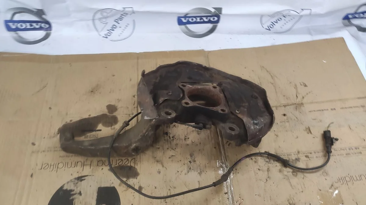 Кулак поворотный передний правый Land Rover Discov Discovery III (2004—2009)