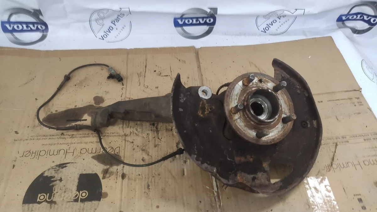 Кулак поворотный передний левый Land Rover Discove Discovery III (2004—2009)