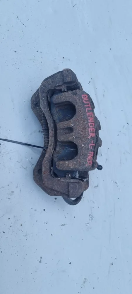 Суппорт передний левый Mitsubishi Outlander 1